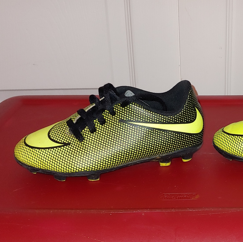 Nike boys soccer shoes size 11